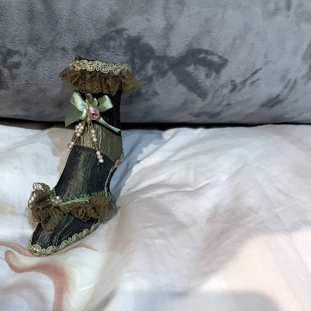 Gorgeous vintage collectable shoe
